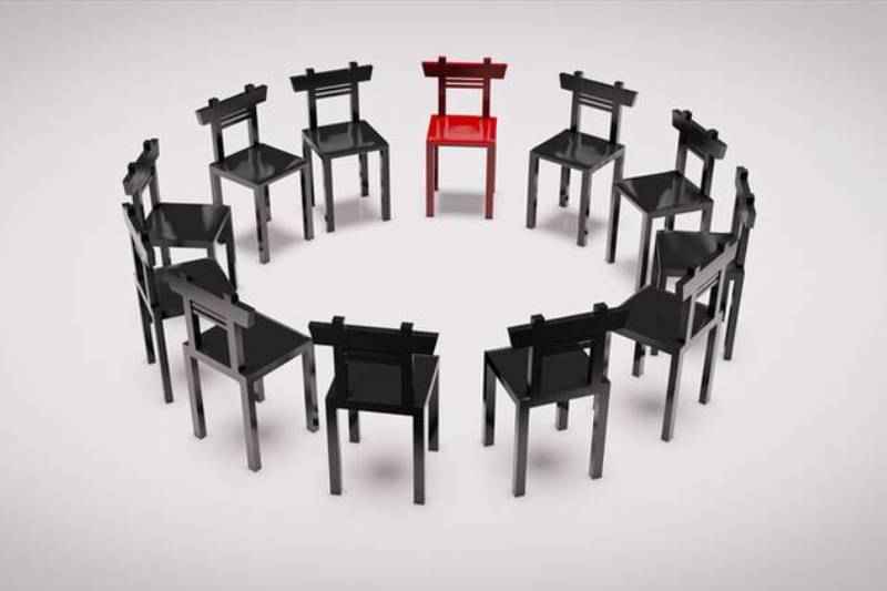 Krzesła ułożone w koło